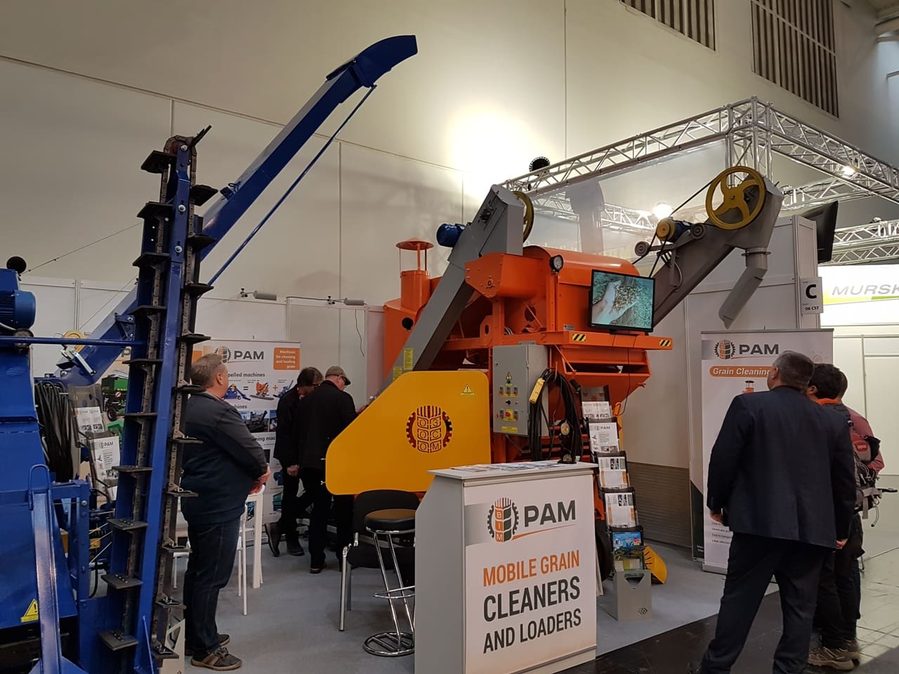Nettoyeur de grains innovant ОВС-25C et lanceurs de grains à AGRITECHNICA 2019 Nettoyeur de grains innovant OBC-25C et lanceur de grains PZM-120 au salon AGRITECHNICA 2019 en Allemagne, photo