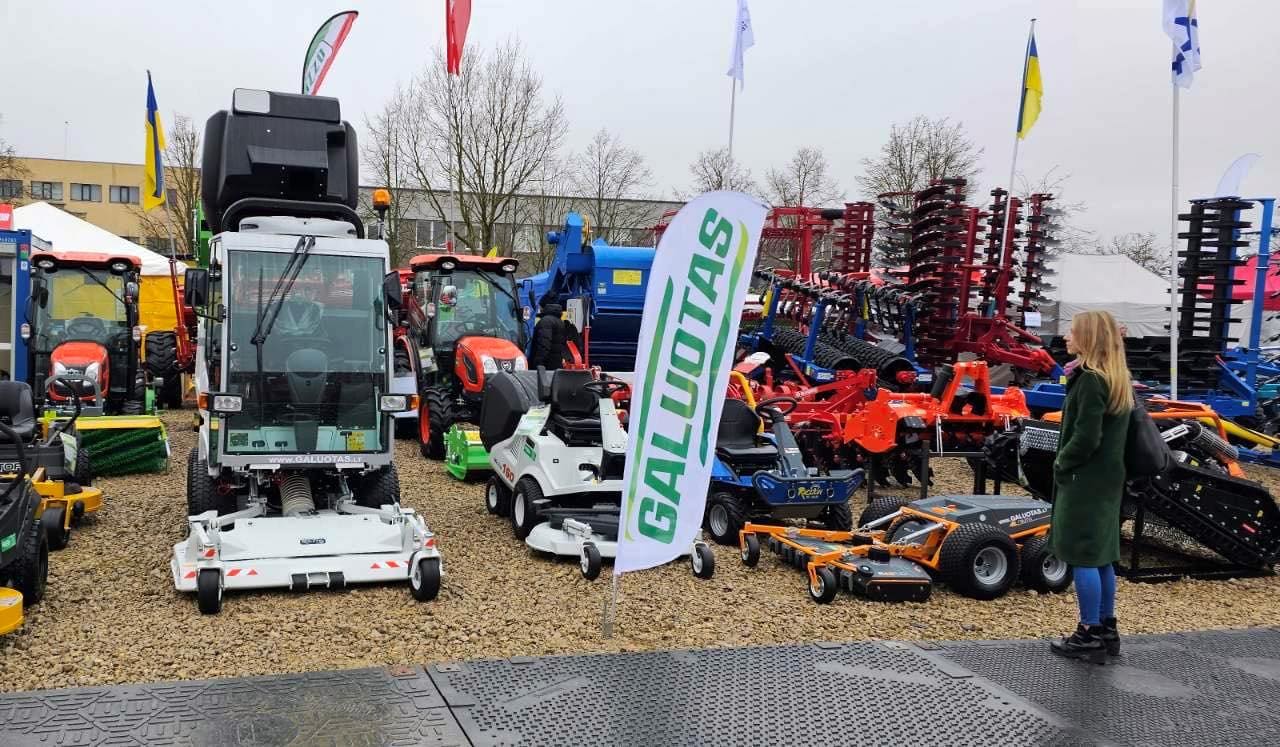 Selbstfahrende Getreidereinigungsmaschine ОВС-25C auf der Messe Ką pasėsi 2023 in Litauen Selbstfahrende Getreidereinigungsmaschine ОВС-25C auf der Messe Ką pasėsi 2023 in Litauen, Foto