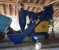 Chargement du grain dans un nettoyeur de grain automoteur OBC-25CB Chargement du grain dans un nettoyeur de grain automoteur OBC-25CB à partir d'une remorque