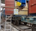 Погрузчик зерна в контейнер 40 футов на железной дороге